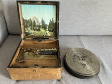 Kalliope mit 23 Musikplatten