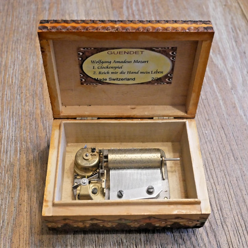 Spieluhr guendet melodie - ,